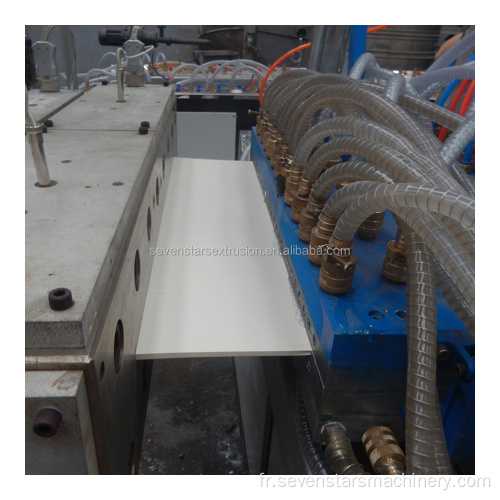 Ligne de machine à extrusion de panneau de mur de plafond en plastique